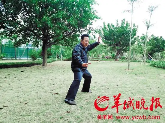 李俊义在练习八极拳李俊义在向记者介绍八极拳文/图 羊城晚报记者