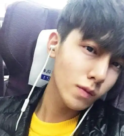 组图帅气活泼有气质的沈阳音乐系校草蔡尧超文艺气息十足