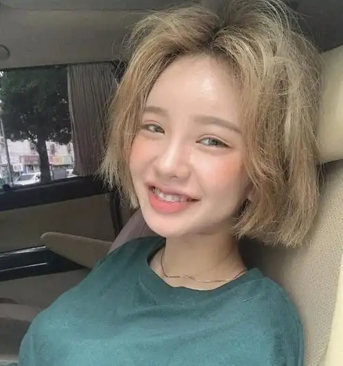 元气满满的牙套妹