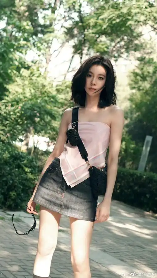 宋妍霏露背抹胸##宋妍霏粉色系辣妹