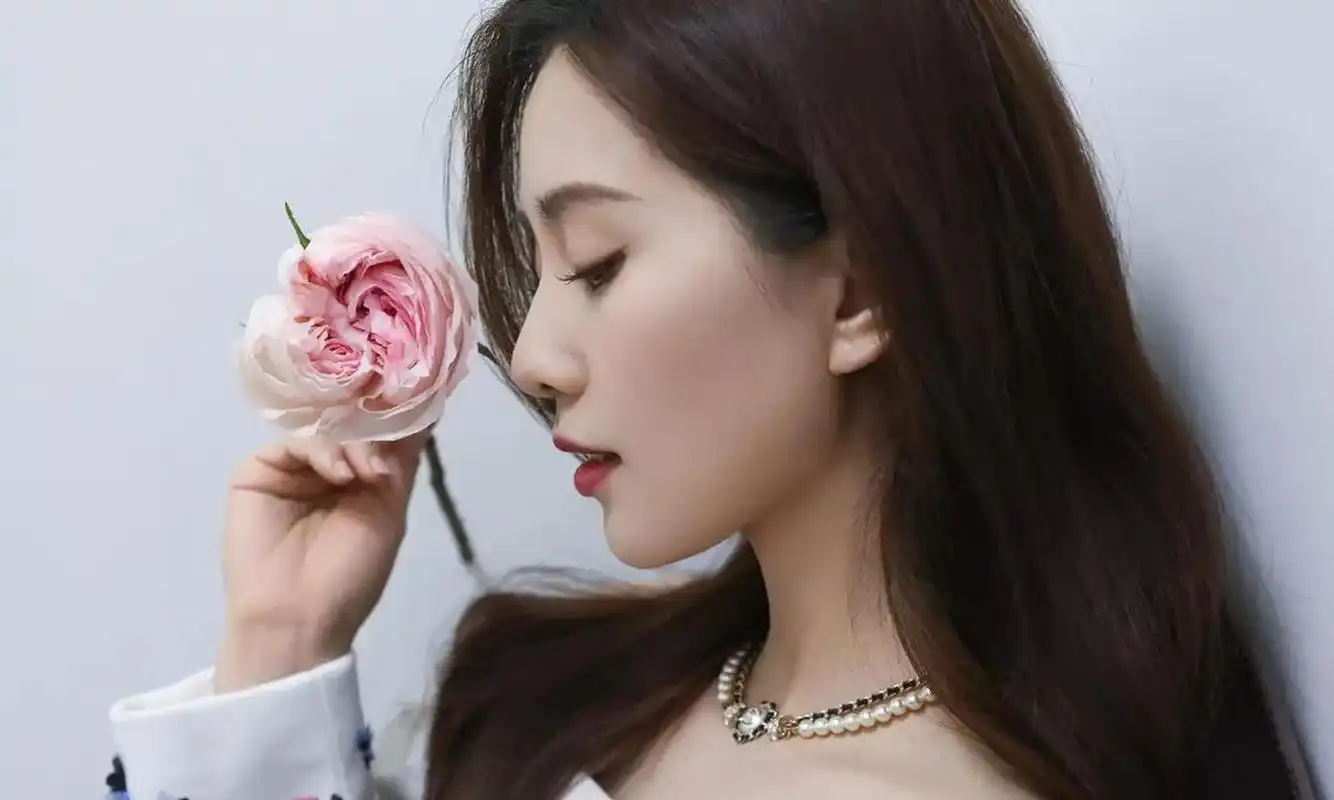 刘诗诗侧颜美照[期待][期待][期待]