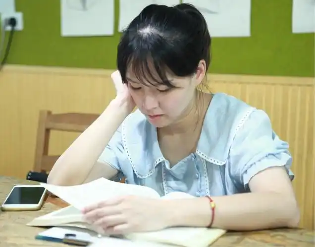 这个时候大人也会安静的看书.