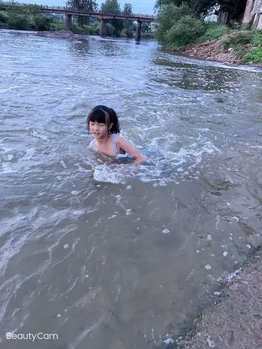 去外婆家门口的河里游泳
