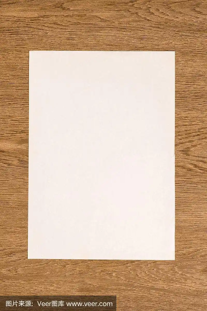 从上面看木桌上的空白白纸