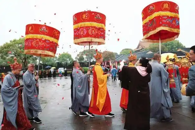 法船被点燃,大众共同祈愿一切烦恼融于智慧火炬,六道群灵往生西方净土
