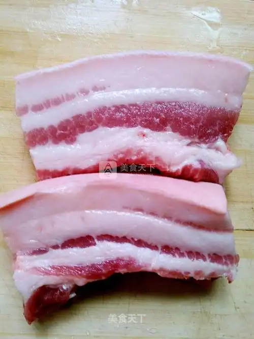 将夹心五花肉用清水洗净