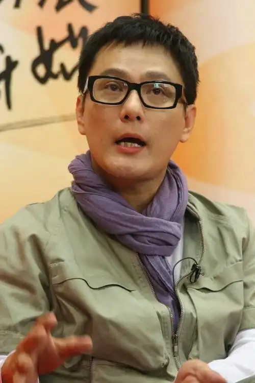 图文:张信哲独家做客-新造型融合嘻哈风