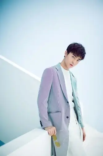 赵志伟全新写真酷玩"分身" 随心演绎"多重"魅力