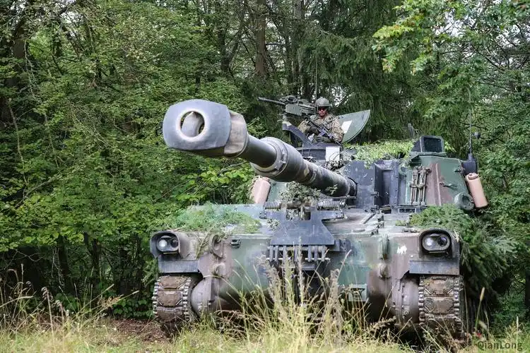 林地待命的m109a6自行火炮.