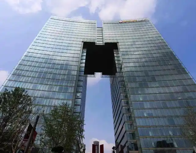 金虹桥国际中心 长宁区 供图突破100亿元!