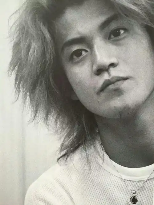 能否请各位发一下小栗旬的长发照片?