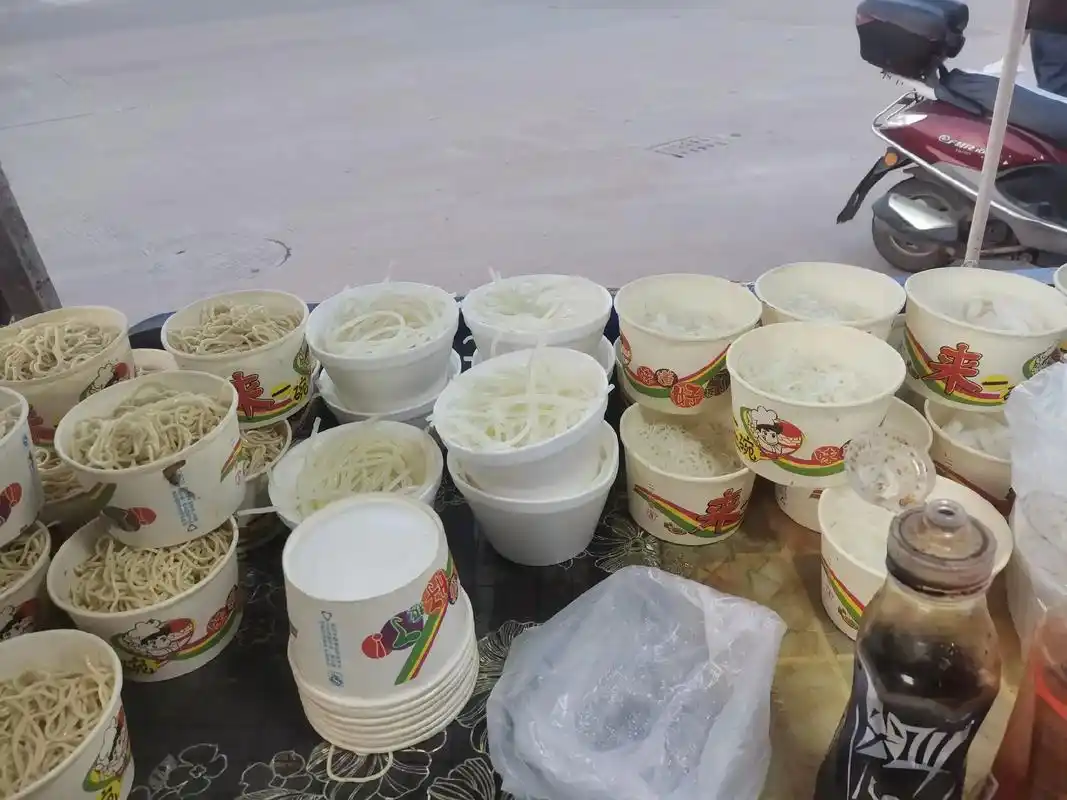 今天是今年最后一天的早餐出摊,这一年带来太多的无奈,曾以为一 - 抖