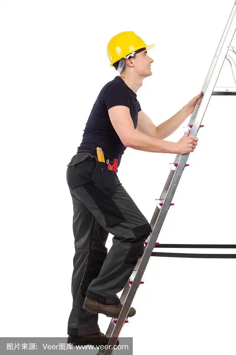 体力劳动者在爬梯子.