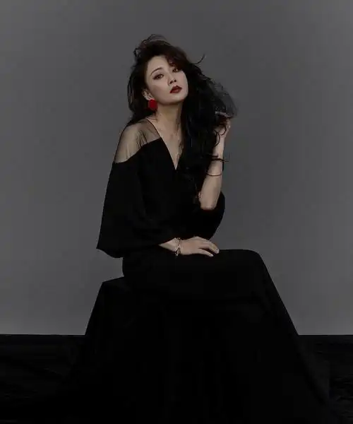 殷桃的爆炸头造型太有看点搭配西装红唇美艳大气发量让人羡慕