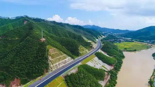 云湛线与沈海线并行,云湛高速全线贯通后,作为沈海高速公路的有力补充