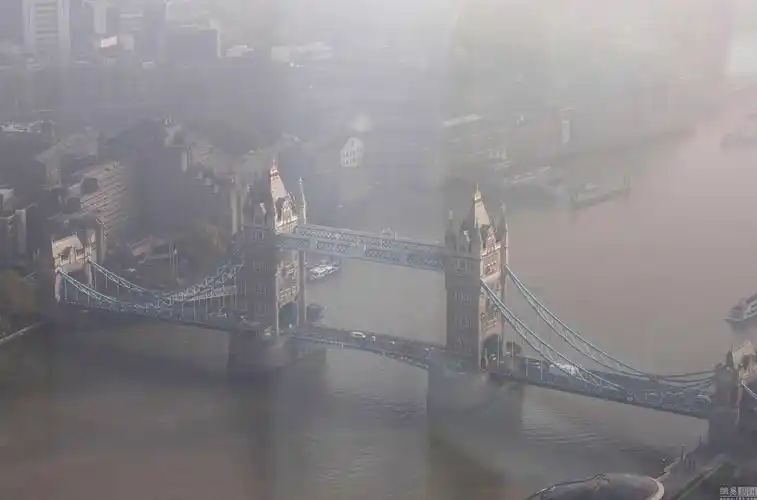 英国伦敦大雾袭城建筑开启隐身模式