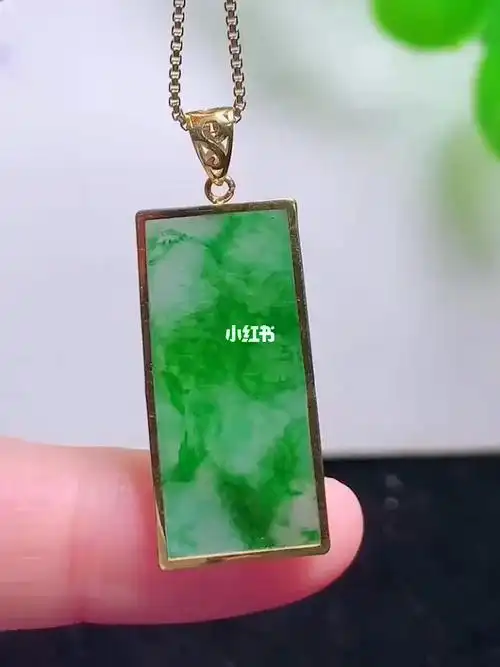 18k金镶嵌方形辣绿无事牌冰绿翡翠