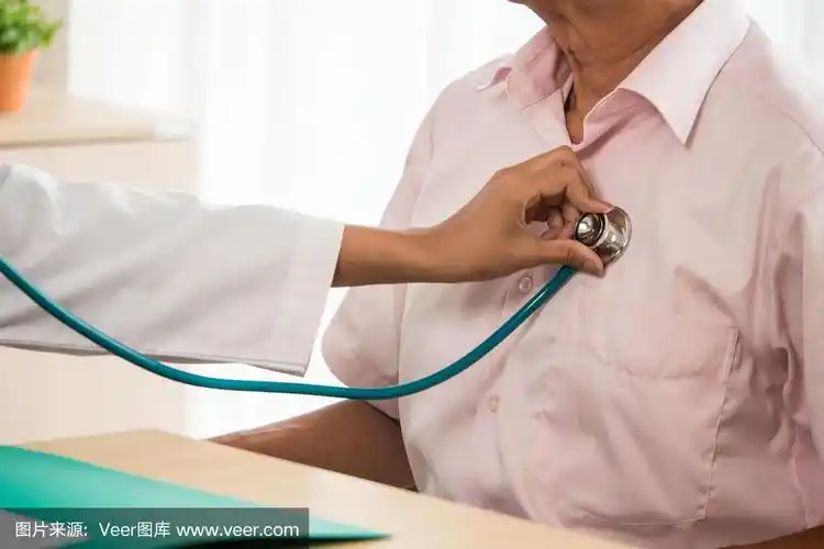 医生在诊所用听诊器听病人的心率