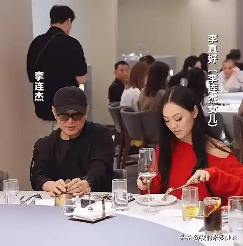 61岁关之琳罕见露面,郭碧婷带二胎儿子穿得太随意_向华强_李连杰_镜头