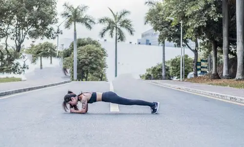 健身的美女摄于深圳大学网红理工楼