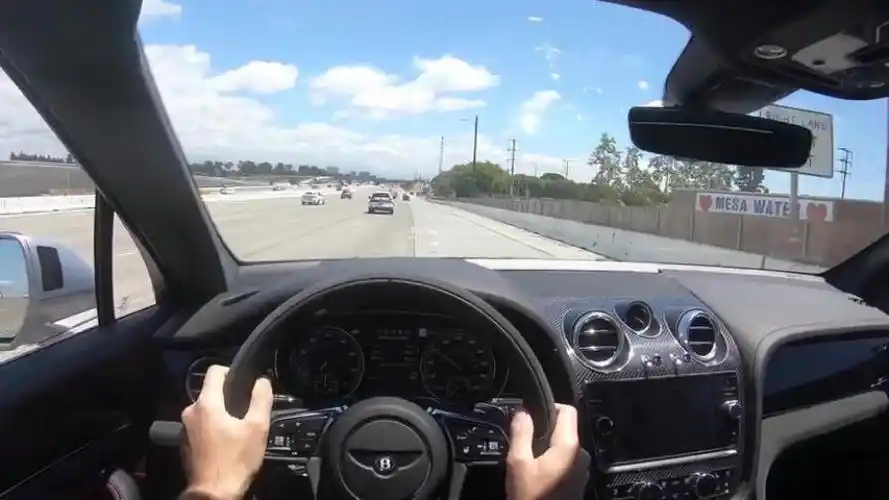 第一视角试驾宾利添越speedw12坐进驾驶室才是心动开始