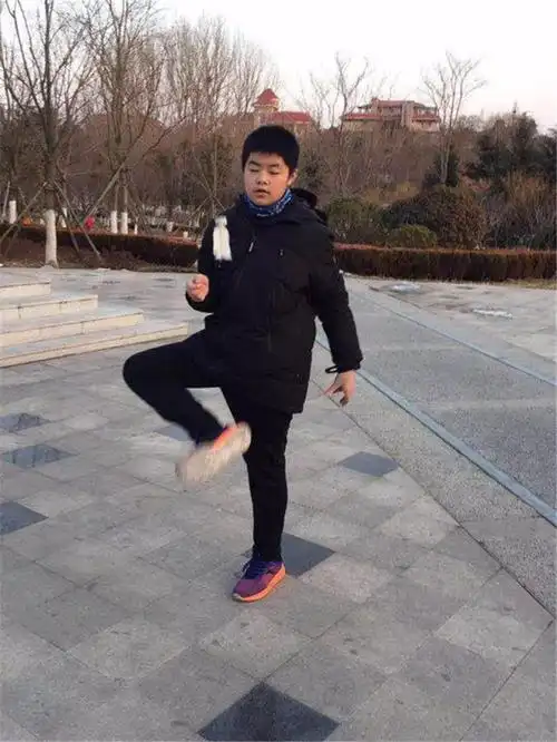 青岛七中组织学生开展冬季体育锻炼活动