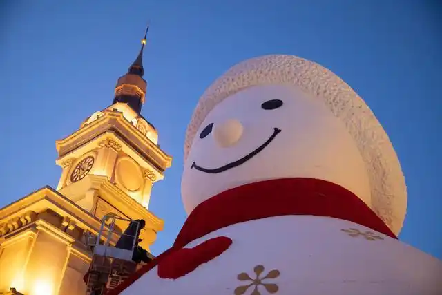 哈尔滨超治愈大雪人回归松花江畔