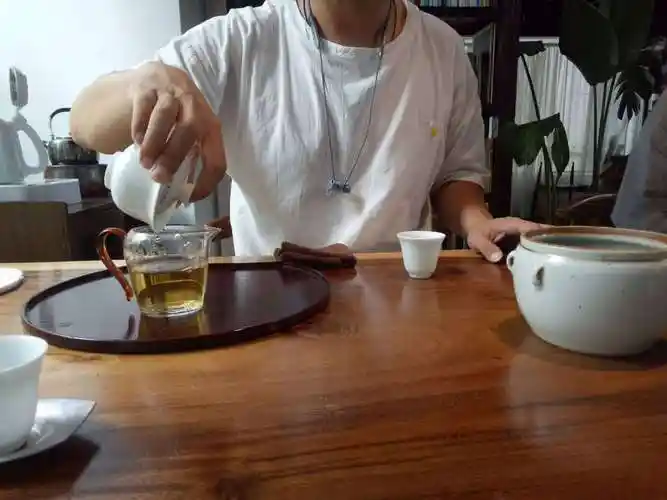 悟真书院茶艺师在泡茶时候,就发现这个现象,采取了一个办法,"茶器不