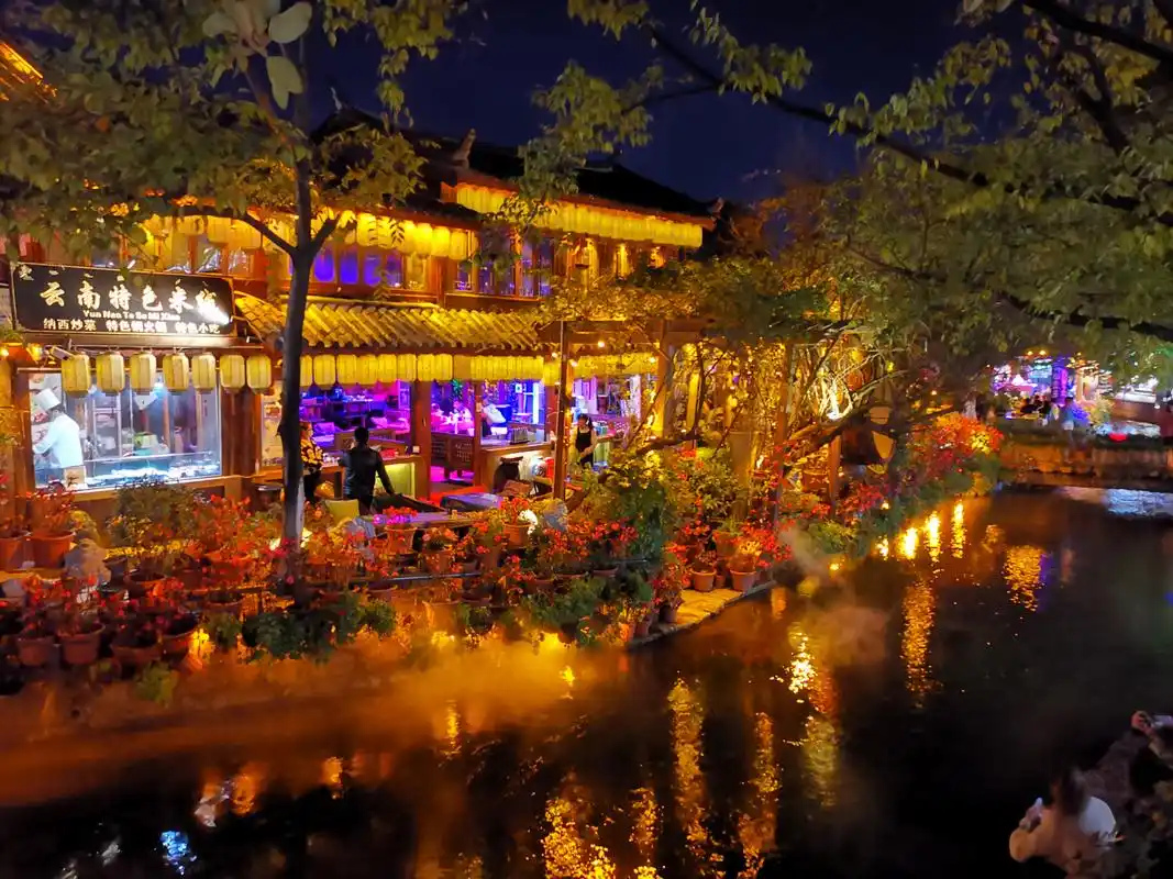 夜晚的丽江古城,如梦如幻,星河璀璨.