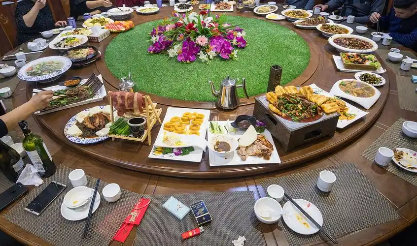 和媳妇回农村老家,叔叔请客在镇上饭店吃饭.