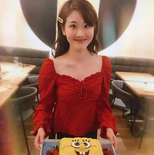 入行多年来,邓佩仪相继出演了《不懂撒娇的女人》,《铁马战车》