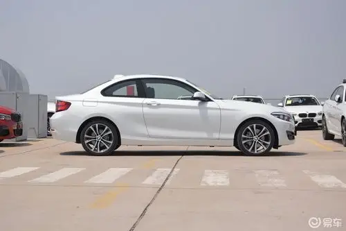 【宝马2系2019款双门轿跑车 225i 尊享型m运动套装侧后45度车头向左