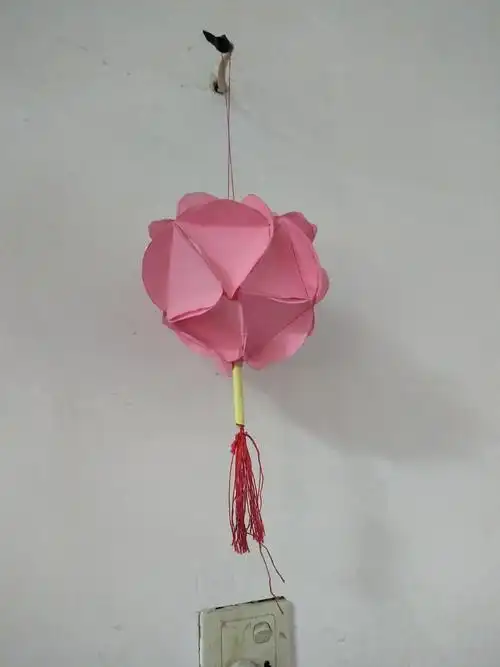 儿童卡纸手工制作:可爱的绣球灯笼