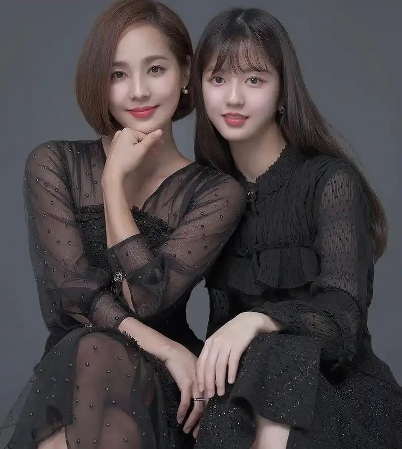 看了七集韩剧《顶楼》第一季  扫着看的,太气人了,不想受那个刺激.