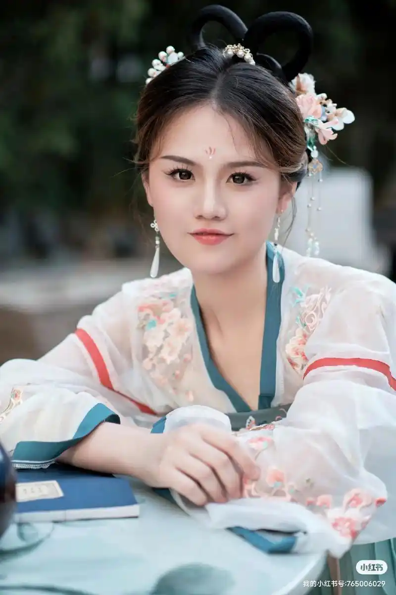 甜美汉服写真一秒穿越回大唐灯会|写真