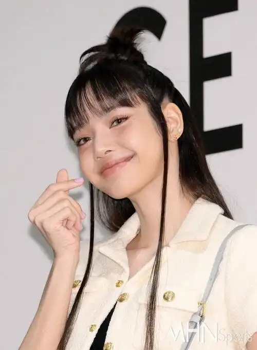 组图lisa着白色套装出席活动对镜做脸颊比心甜美可爱