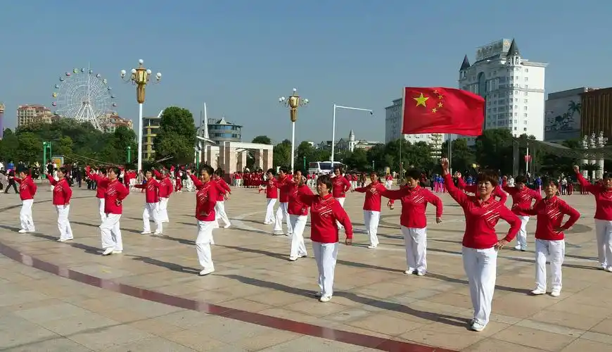 广信区举办"创文明城庆重阳节新时代文明实践"老年人体育健身展示活动