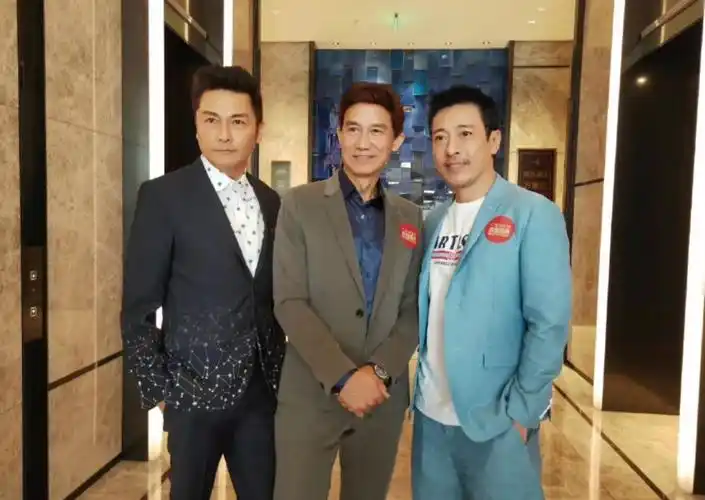 香港三大气质男星合影57岁李寻欢如今已成炫妻狂魔