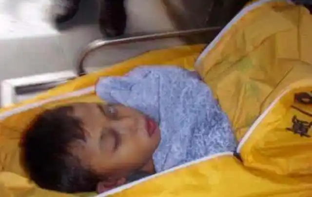 五个月婴儿不幸夭折,火化时工作人员检查遗体,掀开棺材瘫在地上