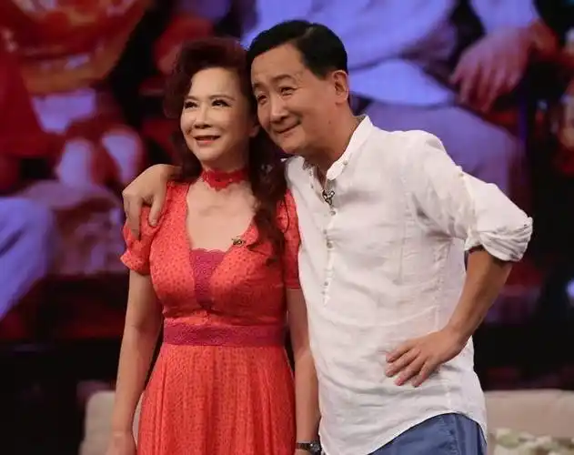 59岁知名笑星蔡明与导演丈夫恩爱35年很幸福儿子小有名气