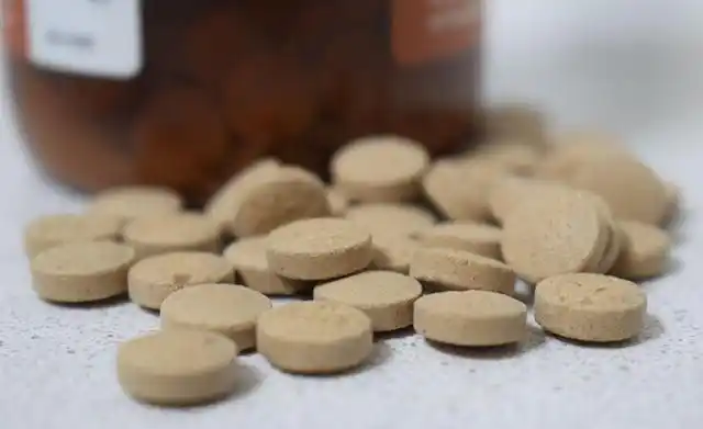 复方甘草片是一种老年人认为非常有效的止咳药,一个白色的小药瓶里装