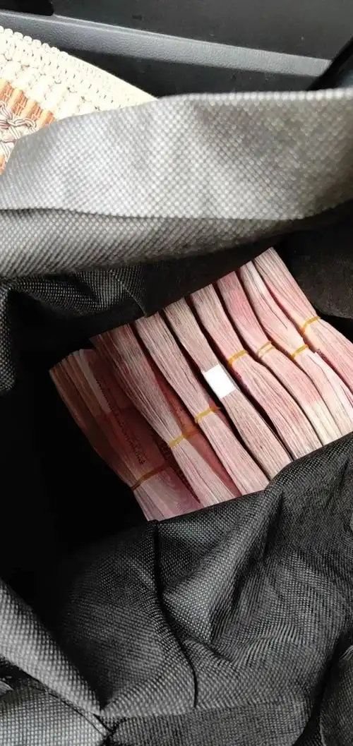 暖心柳州一乘客将8万元现金落在车上滴滴司机特意停工原地等候失主