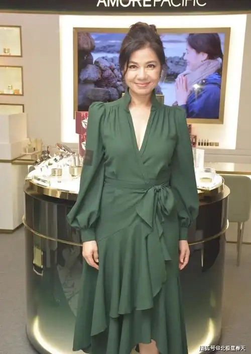 钟楚红不愧是红姑,61岁穿红色衬衣满面红光,眼角细纹更具岁月美