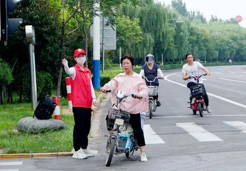 帮助问路的行人指路