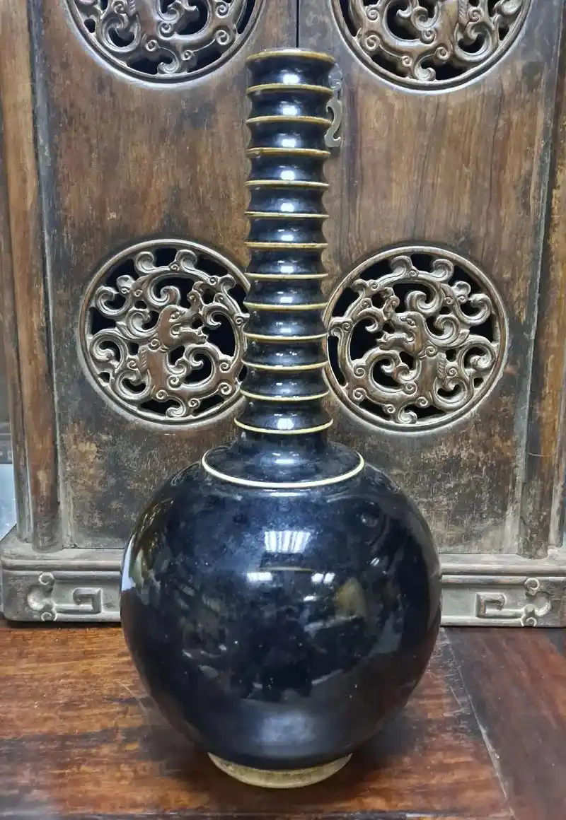 宋代定窑黑釉长颈瓶弦纹高29厘米72口径33厘米72底足7厘米