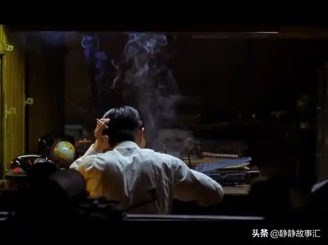 又是一个晚上,阿冬的书桌前,一个人影在伏案疾书,长长的头发随着写字