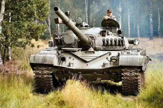 在射击场体验实弹射击t72主战坦克,喀秋莎火箭炮等参观二战中苏联军人