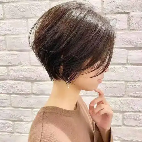 因为擅长剪短发的美发师有很好的美感和创造力,剪出来的头发看起来会