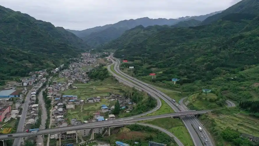 "天梯高速"的红色回响_雅安市