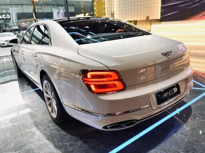 月薪4000也不妨碍我想要去触碰的宾利飞驰